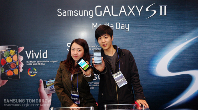 갤럭시 S2를 든 스토리텔러
