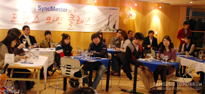 행사 시작을 기다리는 사람들