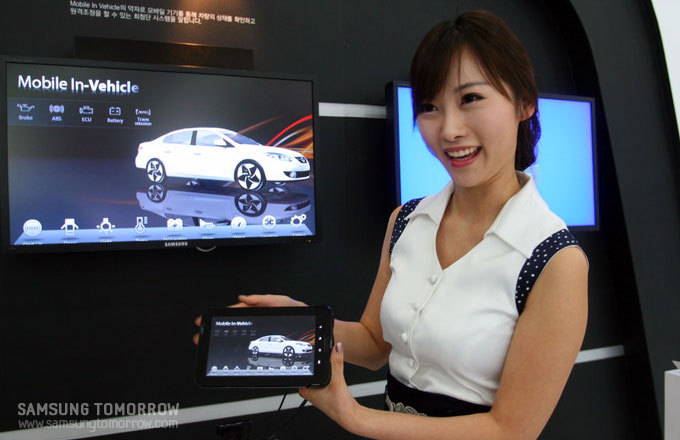 갤럭시탭을 들고 있는 모델