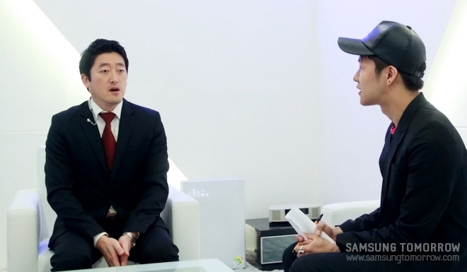 인터뷰 중인 르노삼성자동차 홍보본부 제품홍보팀 고재용 팀장