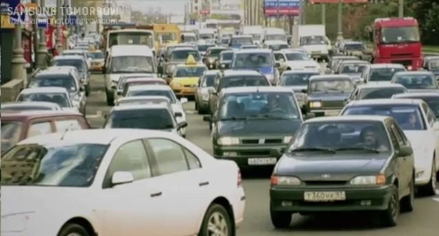 빽빽하게 차들이 늘어선 도로 