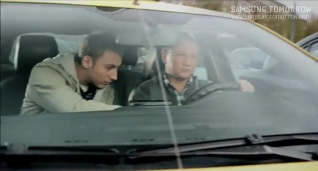 워셔액 버튼을 누르는 남자