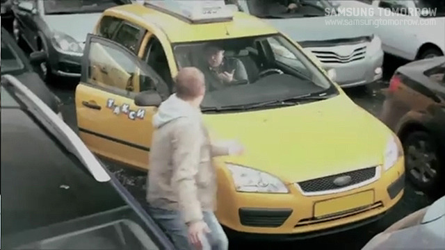 차에서 쫓겨나는 남자