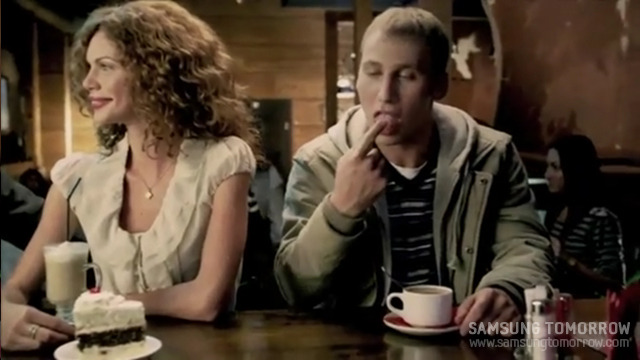 손가락으로 케익을 찍어 먹는 남자