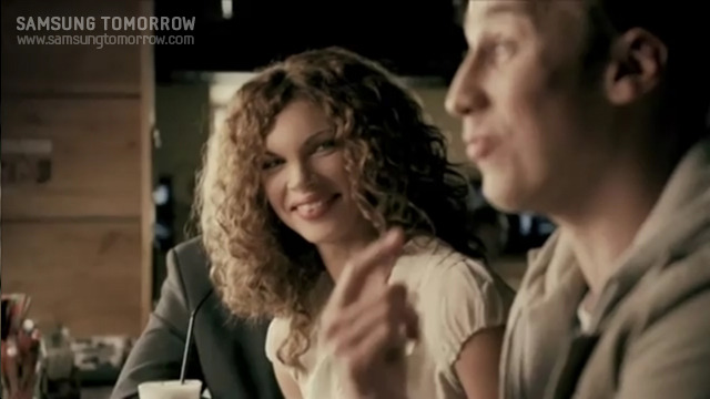 남자를 보며 웃는 여자