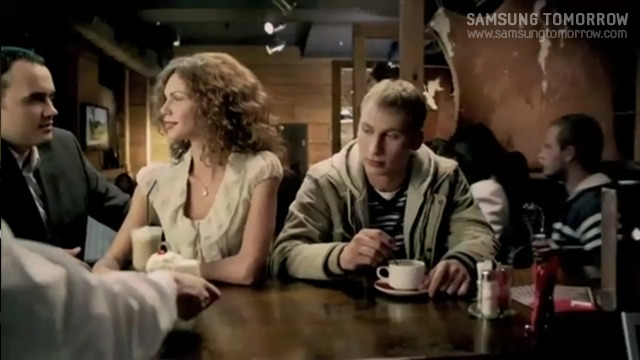 카페에 여성옆에 앉은 남자