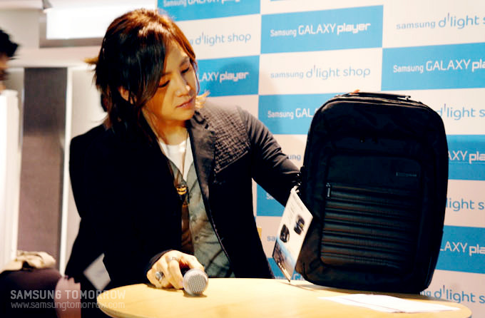 경매품을 보고있는 장근석