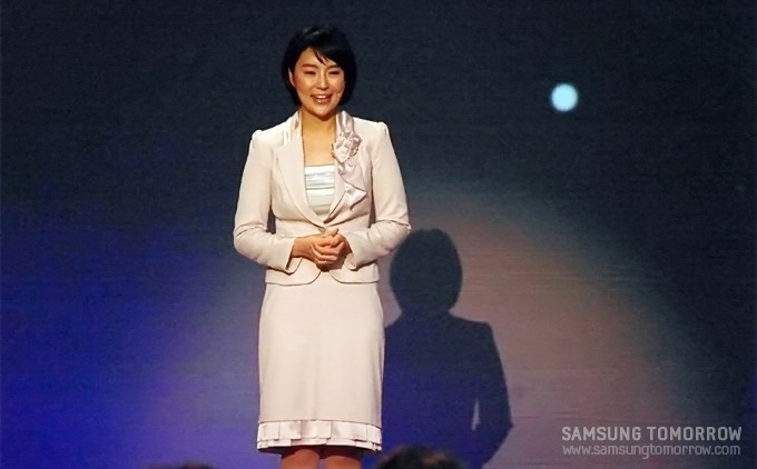 행사 시작을 알리는 여성