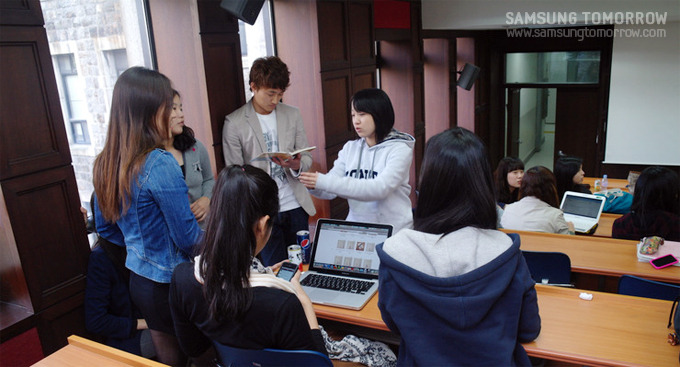 연세대학교 학생들의 그룹 토론 모습