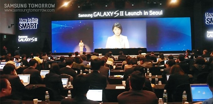 행사 시작을 알리는 여성