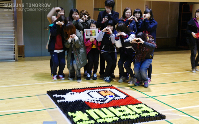 완성된 도미노를 앞에둔 팀원들