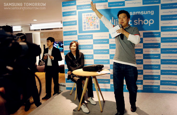 경매를 진행하는 MC와 앉아있는 장근석