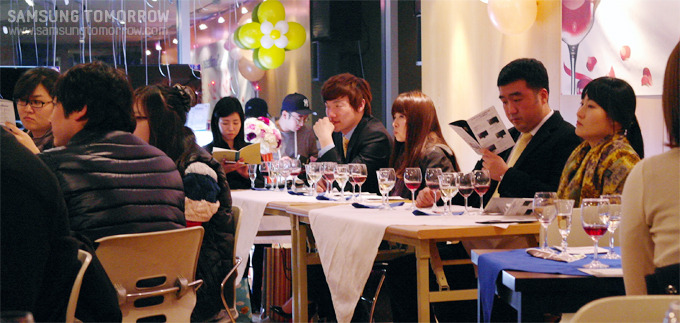 행사장에 앉아있는 사람들