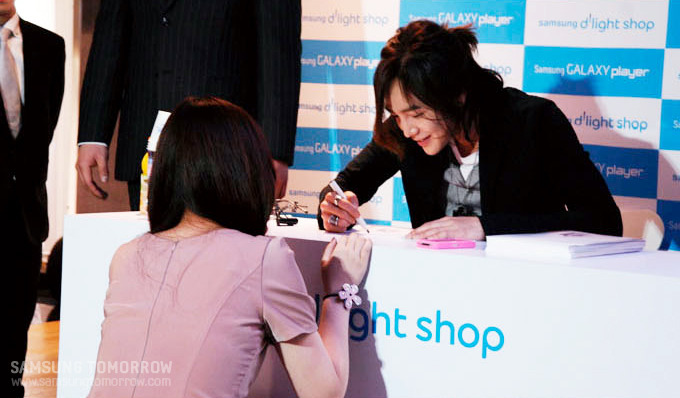 팬에게 사인해주는 장근석