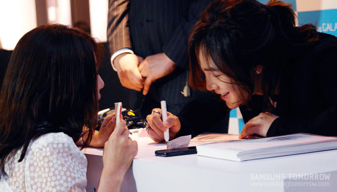 팬에게 사인해주는 장근석