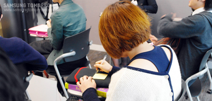 선배에게 질문할 내용 작성 중인 학생