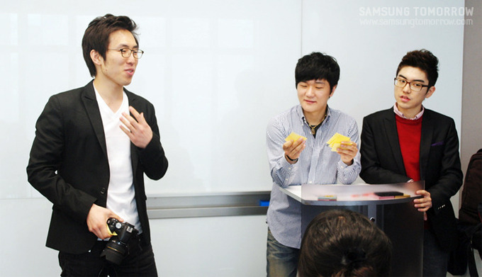  면접자에게 친절히 설명해주는 선배 