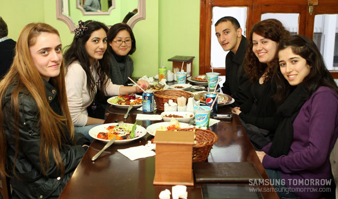 ESRA ARPAGUKURU(18), MERVE SONMEZ(18), EMRE AY(19), BUSRA ESLEK(19), AYLIN YILDIZ(20)