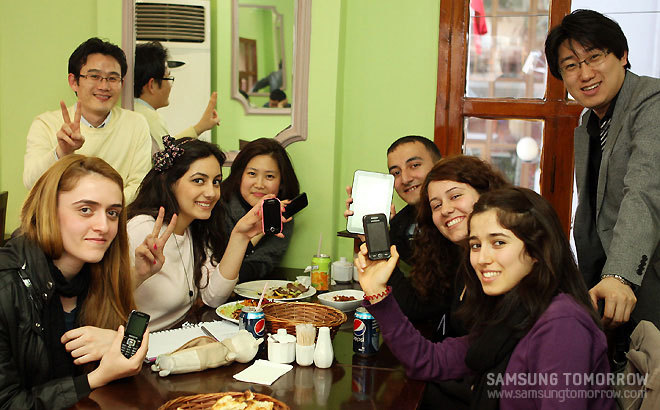 각자 가지고 있는 삼성전자 제품을 꺼내 포즈를 취하는 이스탄불 학생들