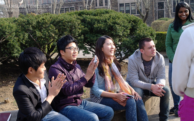 연세대학교 학생들의 그룹 토론 모습