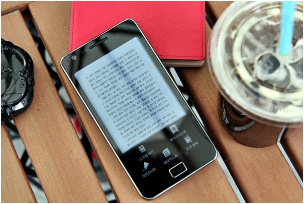 전자책이 켜져있는 스마트폰