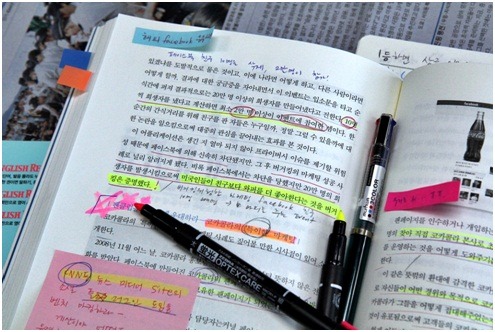 메모 된 지저분한 책