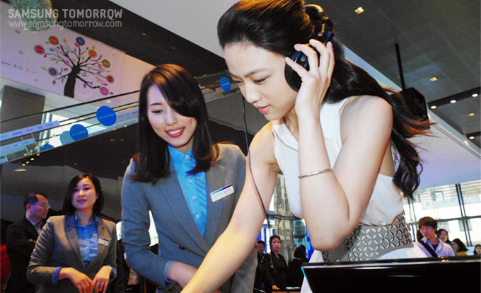 갤럭시 플레이어를 체험하는 탕웨이