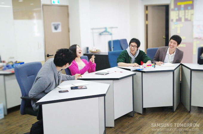 회의중인 학생들