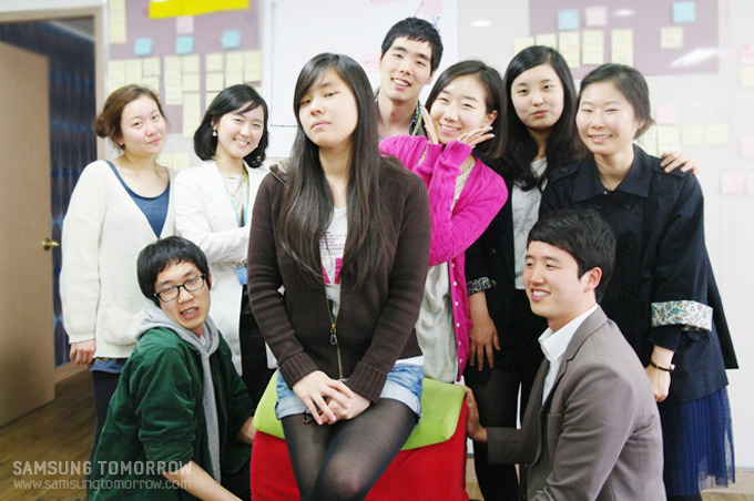 아이디어 회의에 참석한 대학생들