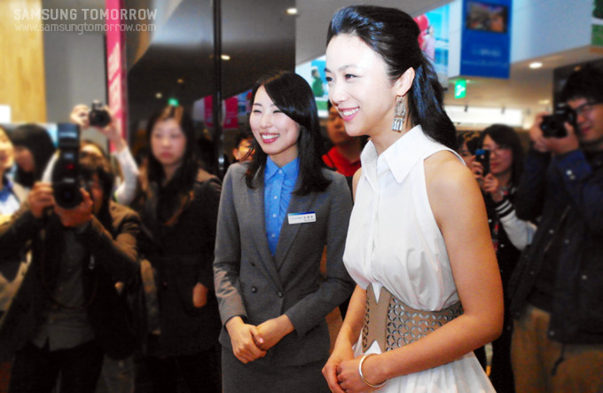 스마트 TV 체험하는 탕웨이