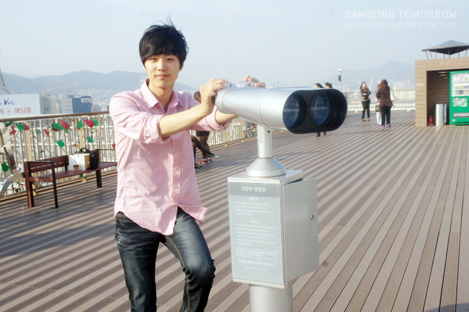 망원경을 잡고 있는 주경민