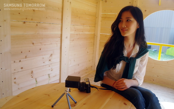 나무 벽에 비춰본 피코 