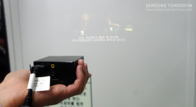 벽에 비춰본 피코 사용 모습