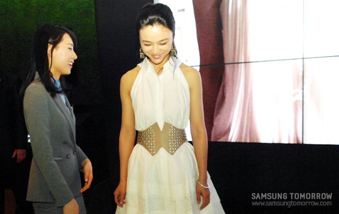 웃고 있는 탕웨이