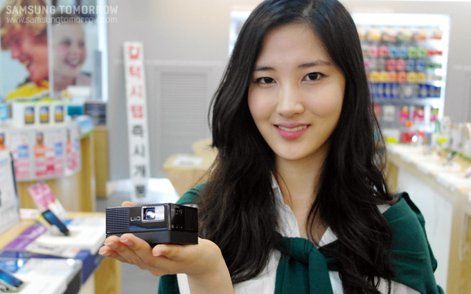 초소형 프로젝터 피코를 든 성지은