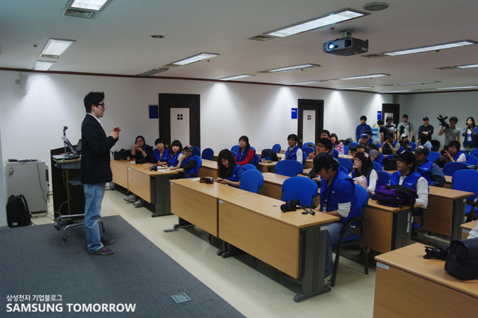 강의실에 모인 사람들