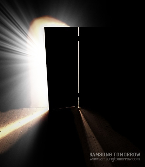 암실에 빛이 들어왔을 때 빛이 새어 들어오는 느낌의 사진