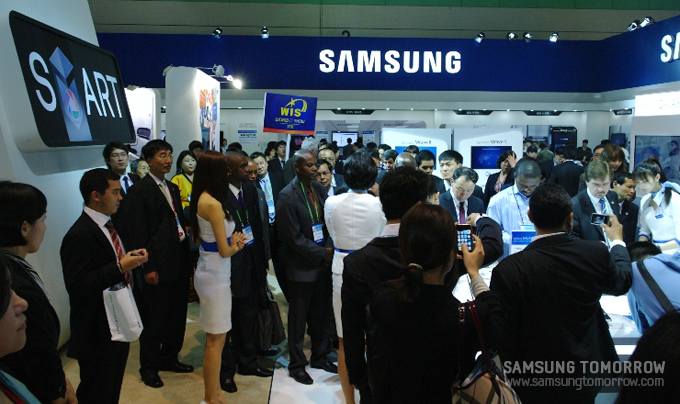 WIS의 삼성전자 부스에 방문한 외국인 방문객들