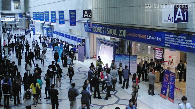 World IT Show 행사장 입구