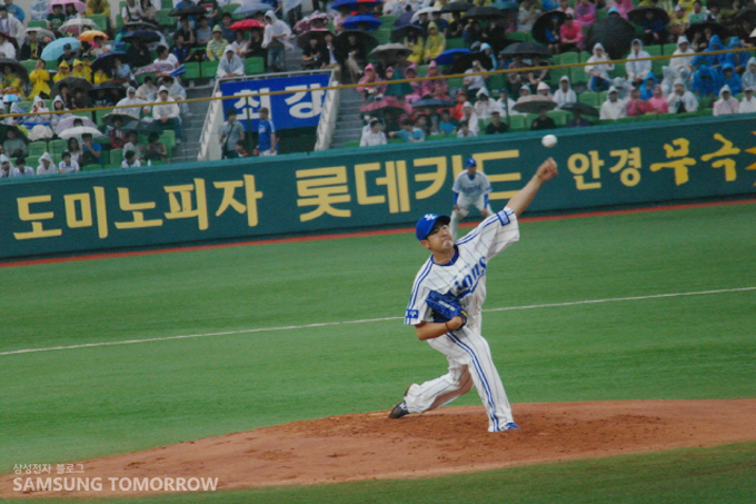 공을 던지는 선수