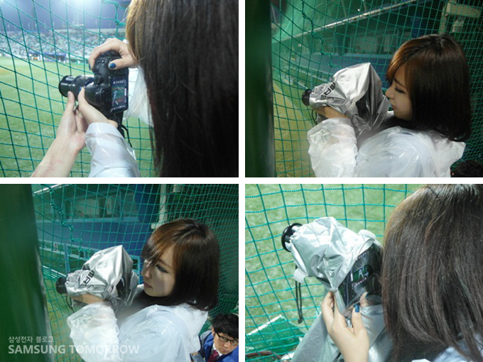 우비를 입고 사진을 찍는 레이싱모델