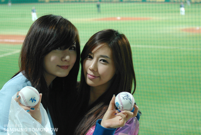 사인볼을 들고 있는 레이싱모델