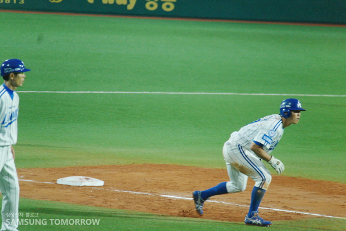 공을 보는 선수