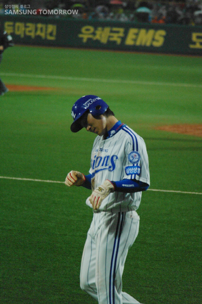 아쉬워하는 선수