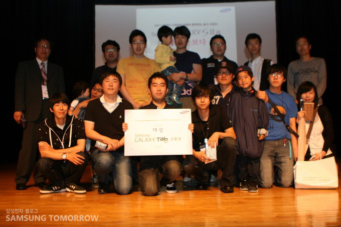 단체사진을 촬영하는 사람들