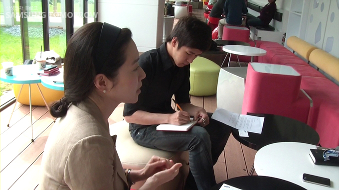 인터뷰 중인 스토리텔러