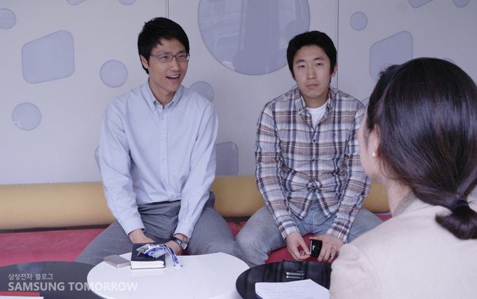 인터뷰 중인 삼성전자 갤럭시S2 상품기획담당 오지용, 김도훈 대리