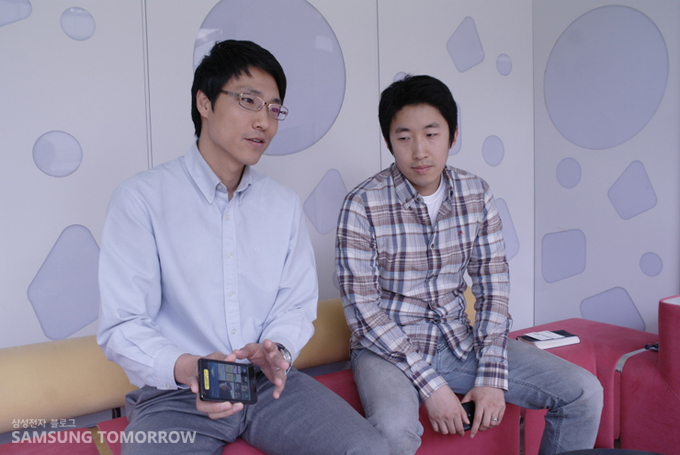 인터뷰 중인 삼성전자 갤럭시S2 상품기획담당 오지용, 김도훈 대리