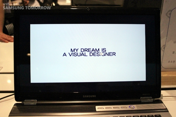 'my dream is a visual designer' 문구가 써 있는 삼성 노트북