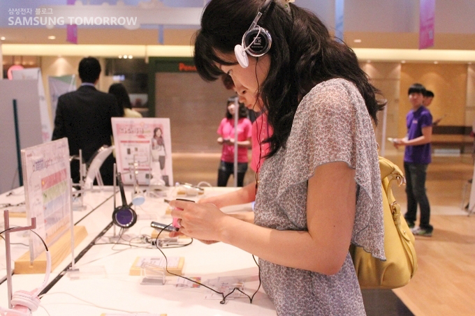 삼성 휴대폰을 보고있는 스토리텔러